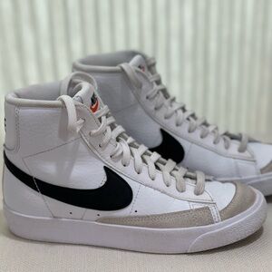Nike Blazer Mid '77
Big Kids' Shoes